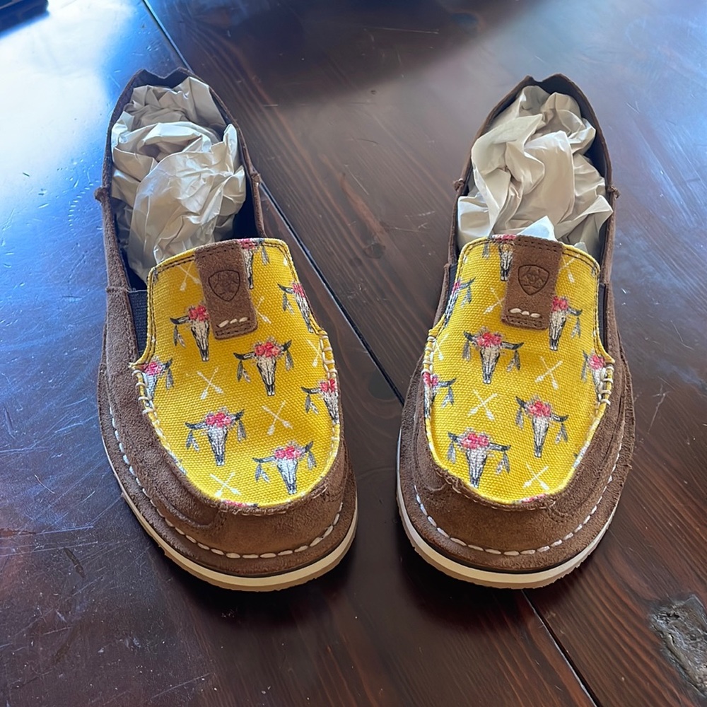Ariat Womens Steers and Arrows Cruiser Shoes • Size 10